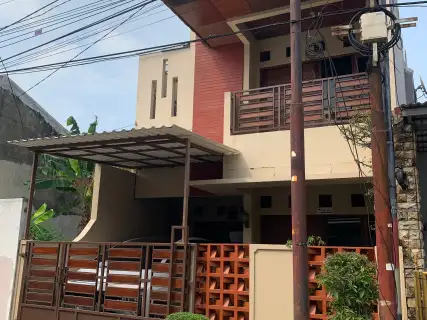 DIJUAL RUMAH MEWAH 3+1 KT DI TAMAN MALAKA SELATAN - LT 94m² / LB 178m², HADAP BARAT, SHM, 2.5M NEGO